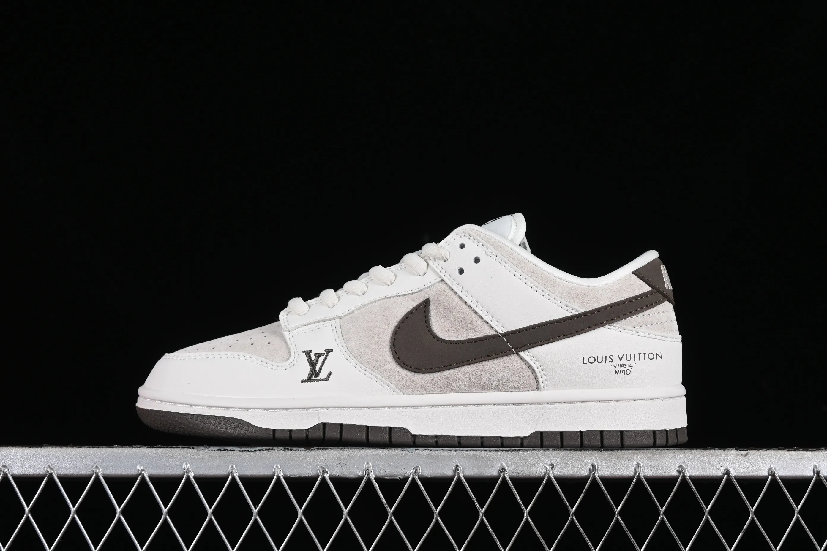 All categories Nk SB Dunk Series Nk SB Dunk Low High-end customized low-top sneakers Nk SB Dunk Low LV joint-fleece brown hook Anniversary high-end customized low-top casual sneakers LV6188-001